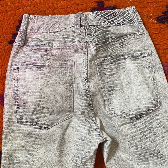 Good American snake print jeans fits like 25 - Picture 4 of 6